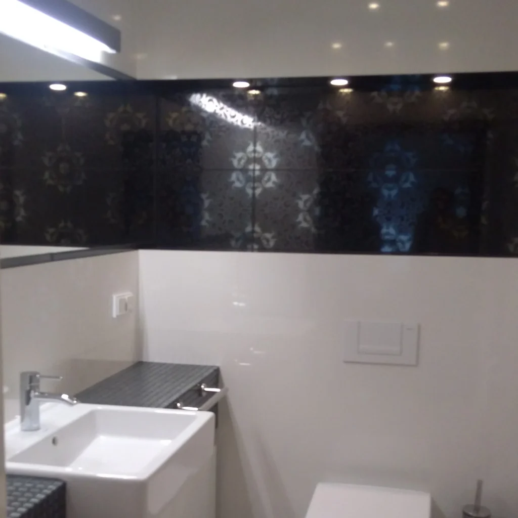 Projekt minimalistycznej łazienki – biel, czerń i srebro, projekt i porady techniczne - architekt wnętrz Ilona Niziołek