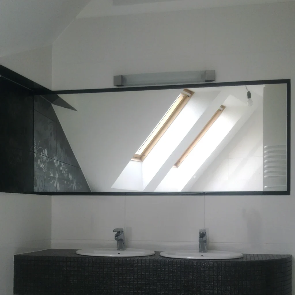 Projekt łazienki w kolorach bieli i czerni, duża tafla lustra, łuki wykończone mozaiką - architekt wnętrz Ilona Niziołek