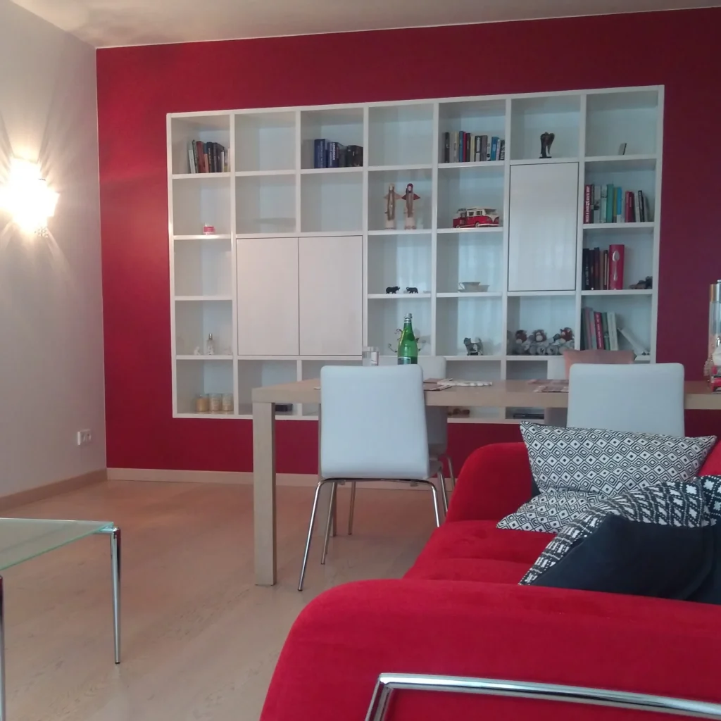 Projekt salonu nowoczesnego – akcent kolorystyczny – szafa w zabudowie