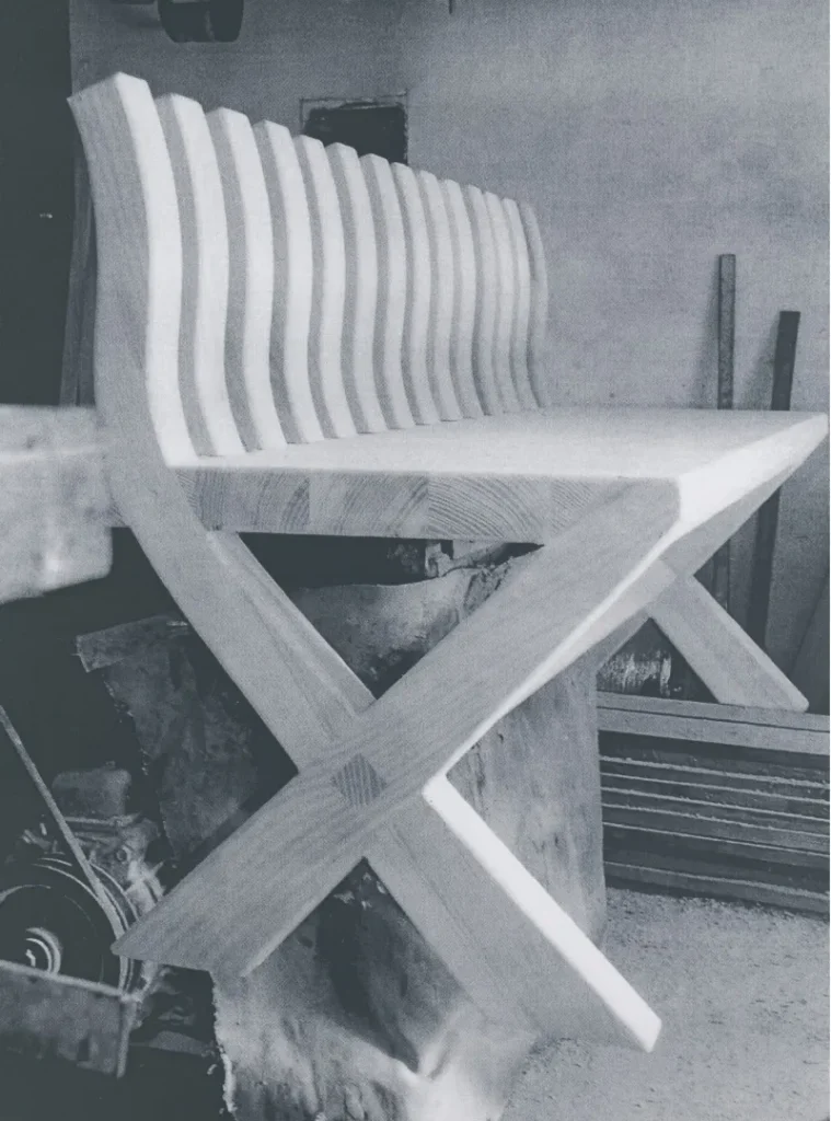 Projekt autorski drewnianej ławki z elementem, z rytmicznym elementem oparcia wyprofilowanym po łuku dla lepszej ergonomii siedzenia