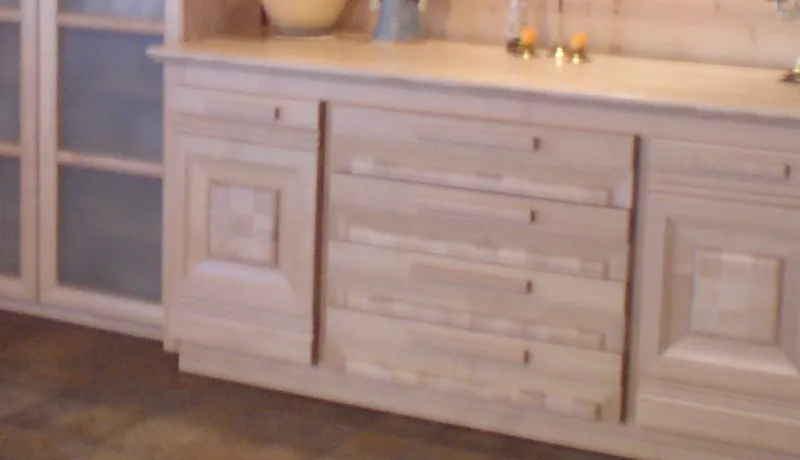 Komoda drewniana z mozaiką ze słojów drewna – mebel w stylu rustykalnym, domek w lesie